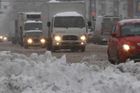 Namrzlé silnice a na horách sníh. Řidiči musí zvolnit