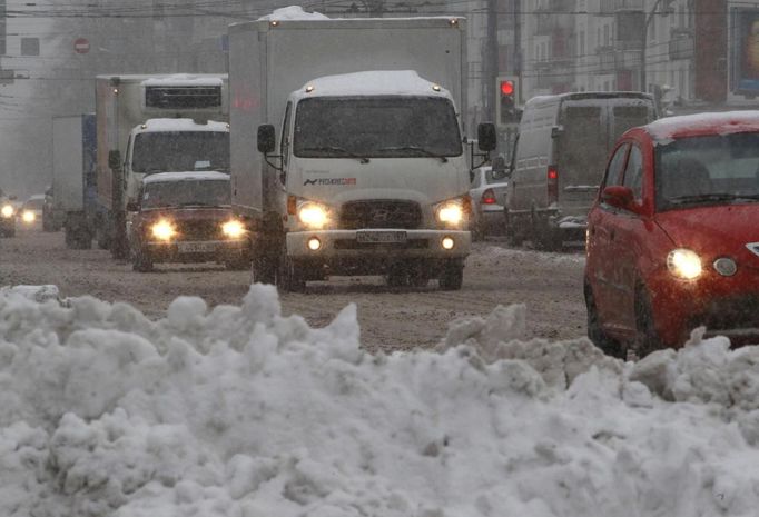 Vehicles drive during a heavy snowfall in Moscow November 29, 2012. REUTERS/Sergei Karpukhin (RUSSIA - Tags: ENVIRONMENT TRANSPORT) Published: Lis. 29, 2012, 12:37 odp.