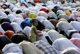 Muslimové se při ukončení půstu vydávají za příbuznými a přáteli, někteří také na hřbitovy navštívit hroby mrtvých příbuzných