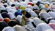 Muslimové se při ukončení půstu vydávají za příbuznými a přáteli, někteří také na hřbitovy navštívit hroby mrtvých příbuzných