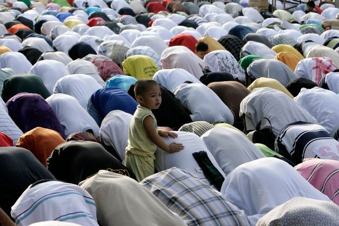 Muslimové se při ukončení půstu vydávají za příbuznými a přáteli, někteří také na hřbitovy navštívit hroby mrtvých příbuzných