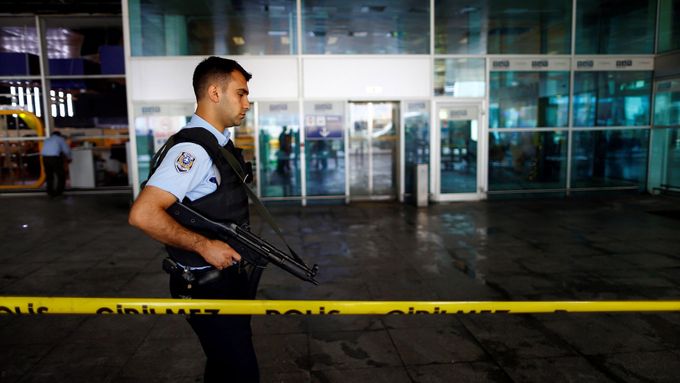 Policista na istanbulském letišti.