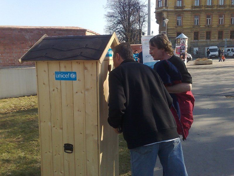 UNICEF vybíral na záchodky