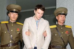 Amerického mladíka jsme propustili z humanitárních důvodů, tvrdí Pchjongjang. Student je v kómatu