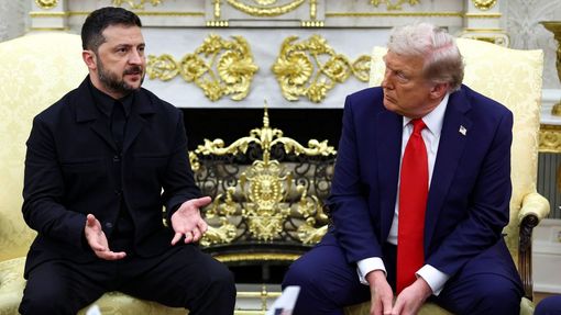 Donald Trump pozoruje Volodymyra Zelenského při odpovídání na otázky novinářů v Oválné pracovně Bílého domu, 18. srpna 2025.