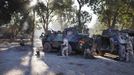 French soldiers walk past tanks in Niono January 20, 2013. France and West African leaders called on Saturday on other world powers to commit money and logistical support for African armies readying their troops to join French soldiers already battling al Qaeda-linked militants in Mali. REUTERS/Joe Penney (MALI - Tags: CIVIL UNREST POLITICS MILITARY CONFLICT) Published: Led. 20, 2013, 10:07 dop.