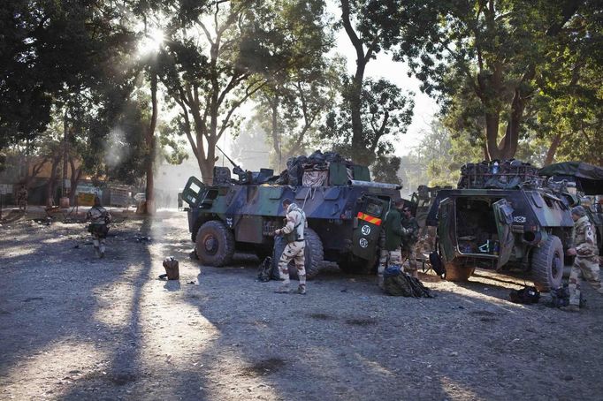 French soldiers walk past tanks in Niono January 20, 2013. France and West African leaders called on Saturday on other world powers to commit money and logistical support for African armies readying their troops to join French soldiers already battling al Qaeda-linked militants in Mali. REUTERS/Joe Penney (MALI - Tags: CIVIL UNREST POLITICS MILITARY CONFLICT) Published: Led. 20, 2013, 10:07 dop.