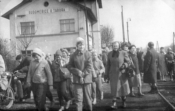 Zahájení prvních 100 jarních kilometrů. Záběr z železniční zastávky v Sudoměřicích u Tábora z roku 1962.