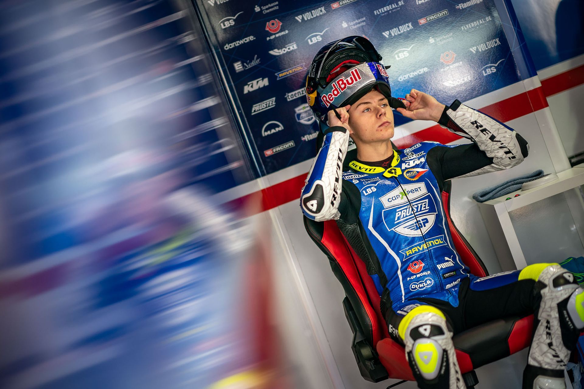 Filip Salač v boxech týmu PrüstelGP ve Velké ceně Valencie třídy Moto3 2021