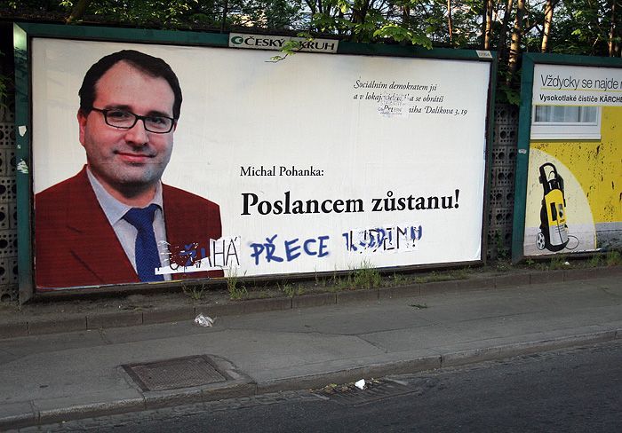 Poslanec Michal Pohanka na billboardu