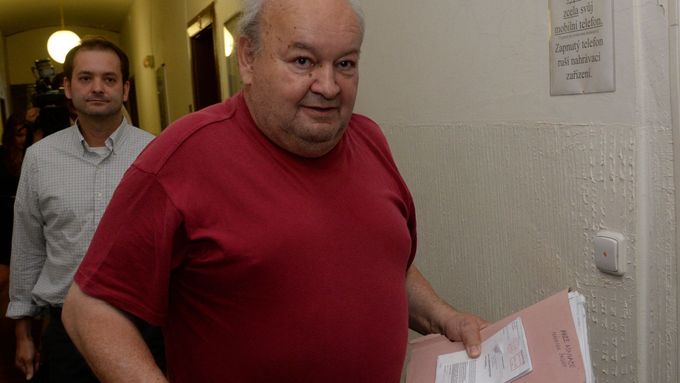 Petr Hanzlík v roce 2015 u Obvodního soudu pro Prahu 7, kde se domáhal náhrady škody v souvislosti s akcí StB Asanace.