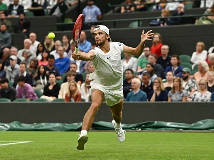 Tomáš Macháč v utkání prvního kola Wimbledonu 2023.