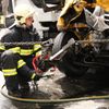Hasiči vystřihávali řidiče dodávky, kterou srazil kamion