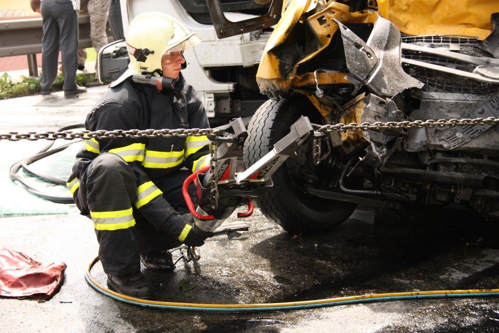 Hasiči vystřihávali řidiče dodávky, kterou srazil kamion