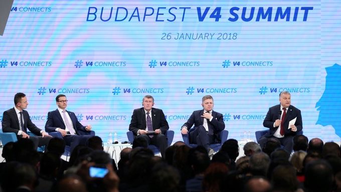 Zleva maďarský ministr zahraničí Péter Szijjártó a premiéři zemí V4 Mateusz Morawiecki, Andrej Babiš, Robert Fico a Viktor Orbán v Budapešti.