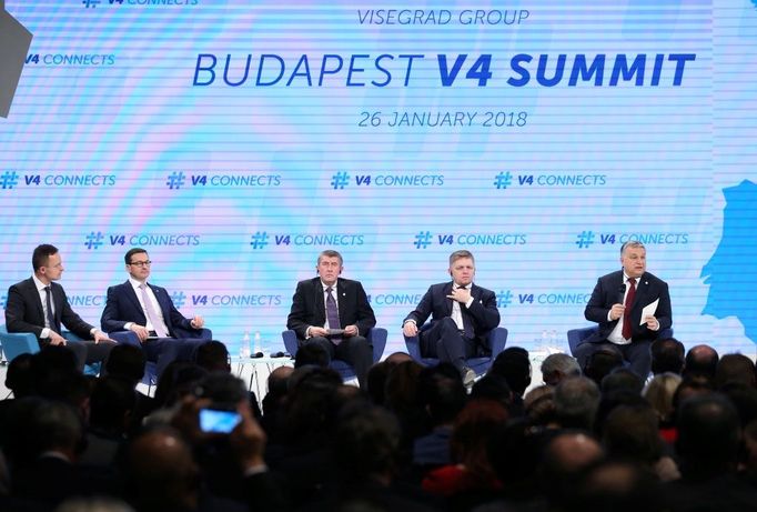 Zleva maďarský ministr zahraničí Péter Szijjártó a premiéři zemí V4 Mateusz Morawiecki, Andrej Babiš, Robert Fico a Viktor Orbán v Budapešti.