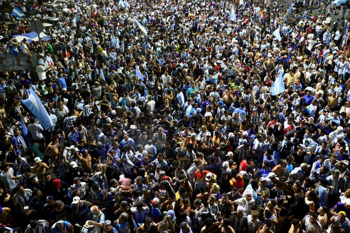 Argentinští fanoušci slaví v centru  Buenos Aires titul mistrů světa