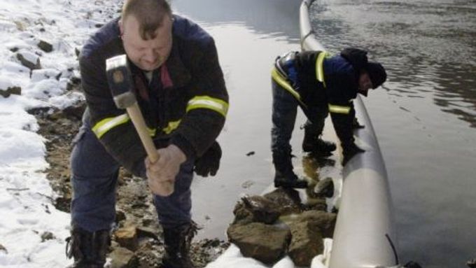 Dobrovolní hasiči instalují nornou stěnu u soutoku Labe a Suché Kamenice nedaleko Hřenska na Děčínsku, kde se 3. března ráno objevila rozsáhlá olejová skvrna