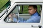 Vladimir Putin řídí vůz značky Volha.