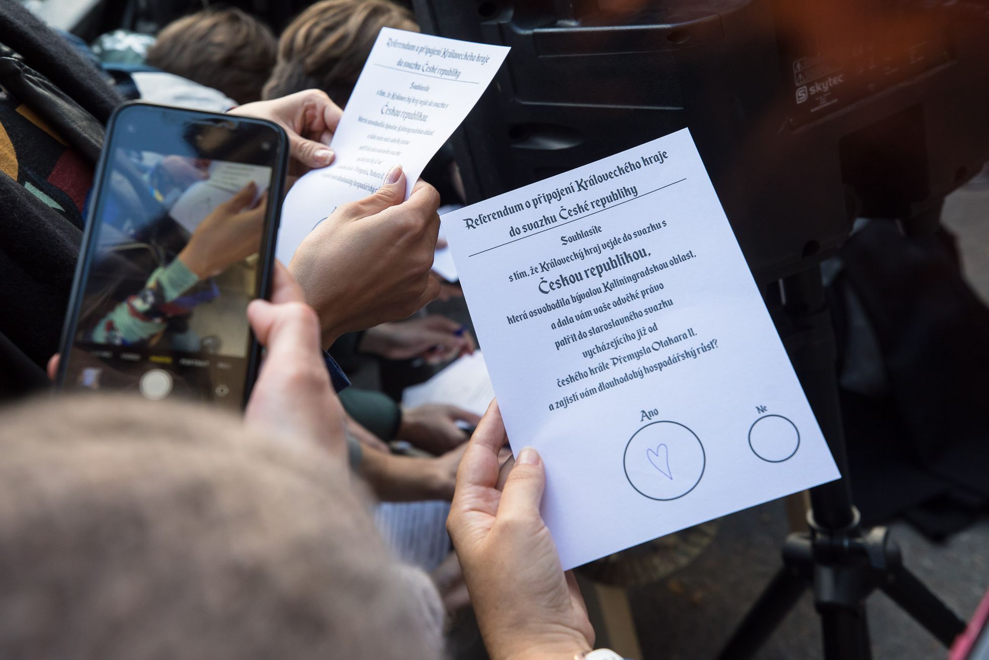 Královec, referendum o připojení, satirická akce před ruskou ambasádou
