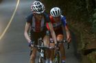 Video: Cyklistka van Vleutenová měla před cílem těžký pád, pro zlato si dojela její krajanka