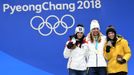 Anna Veithová, Ester Ledecká a Tina Weiratherová s medailemi za super-G na ZOH 2018