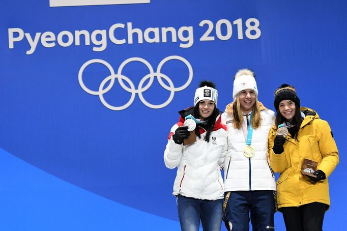 Anna Veithová, Ester Ledecká a Tina Weiratherová s medailemi za super-G na ZOH 2018