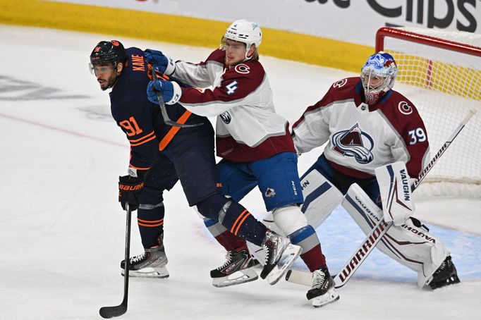 Evander Kane z Edmontonu a Bowen Byram z Colorada se přetlačují před brankou Pavla Francouze.