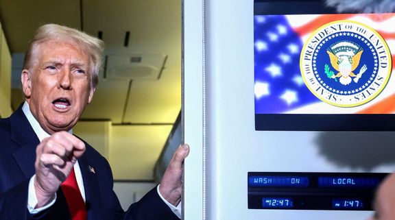 Donald Trump hovoří k novinářům na palubě Air Force One.