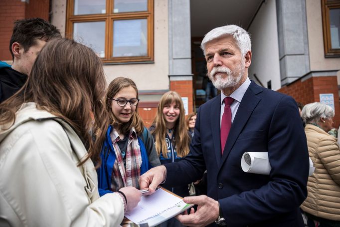 Petr Pavel se spolu s manželkou setkali s krajany v Belgii a šli se podívat do české sekce Evropské školy v Bruselu, kam chodí děti českých diplomatů a úředníků.