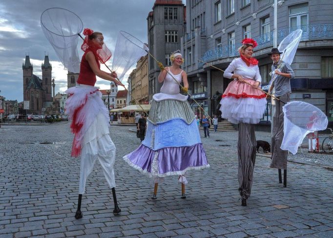 V podvečerních hodinách prošel Hradcem Králové průvod na chůdách Utopia Walkers. Dnem 21. 6. byl zahájen XVII. Mezinárodní festival Divadlo evrpských regionů.