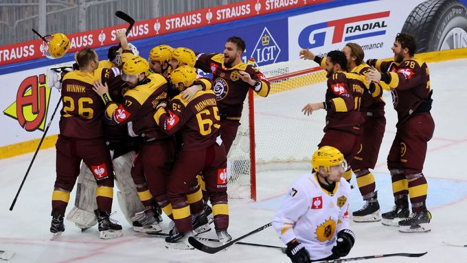 Hokejisté Servette Ženeva slaví premiérový titul v Lize mistrů.