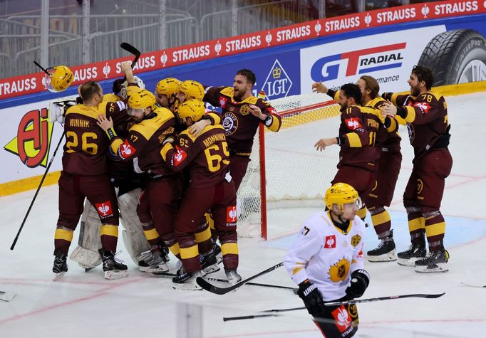 Hokejisté Servette Ženeva slaví premiérový titul v Lize mistrů.