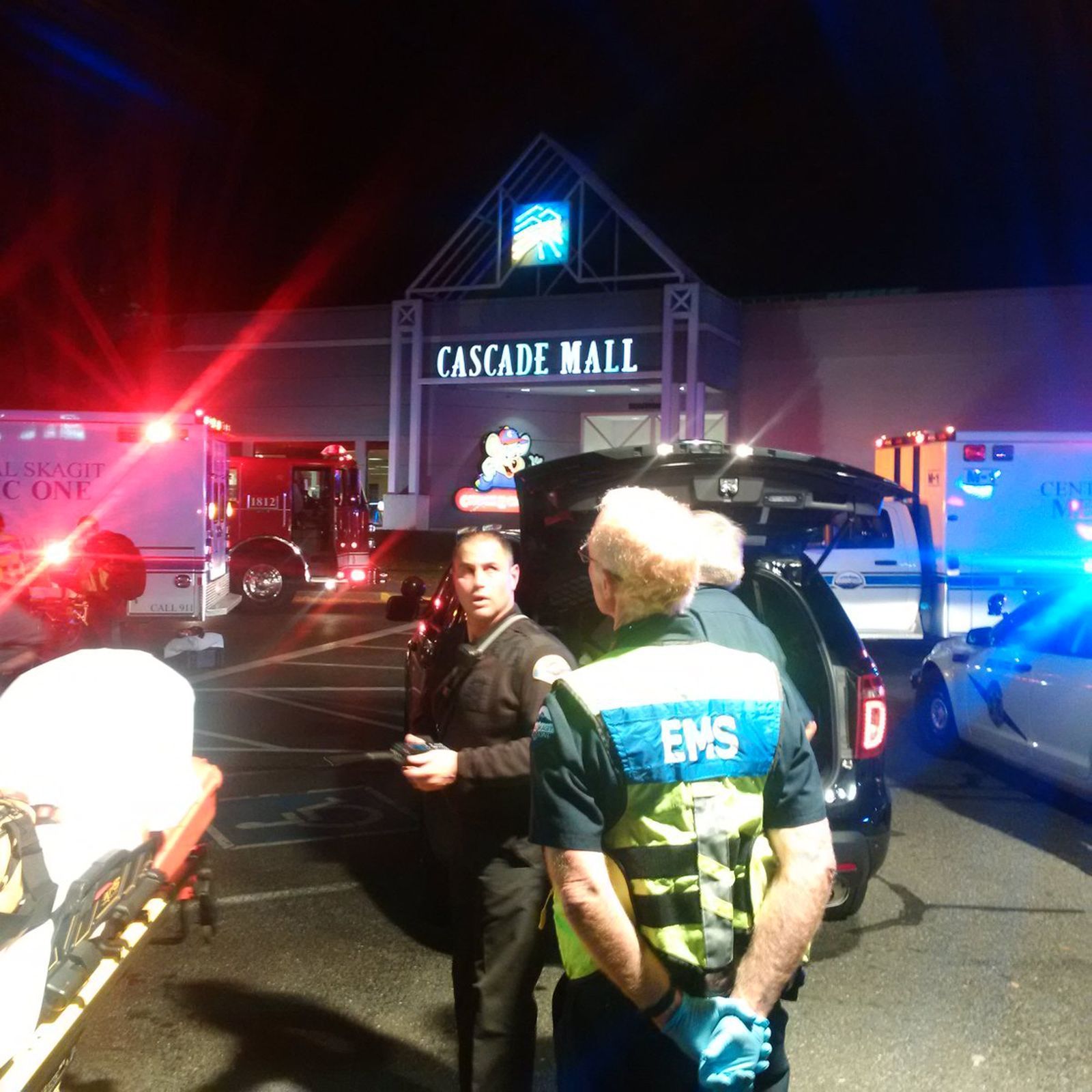 Střelba v obchodním domě v Burlington, stát Washington, USA