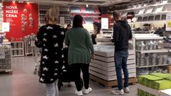 Kuchyně a ložnice. Zákazníci Ikea dohánějí nákupní skluz