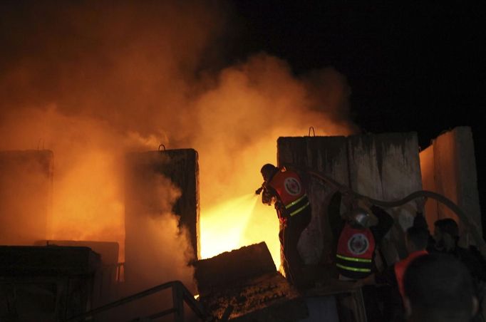 Palestinians extinguish a fire after Israeli air strikes targeted an electricity generator that fed the house of Hamas's Prime Minister Ismail Haniyeh in Gaza City November 15, 2012. Israeli aircraft attacked targets throughout the Gaza Strip on Thursday night, unleashing dozens of strikes in swift succession according to Reuters witnesses. REUTERS/Majdi Fathi (GAZA - Tags: POLITICS CIVIL UNREST) Published: Lis. 15, 2012, 9:06 odp.