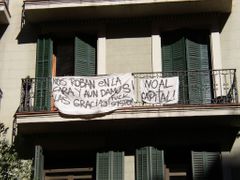 Protestní nápisy na balkoně barcelonského domu.