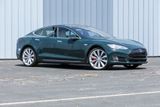 Tesla Model S P85D z roku 2015 je zajímavá především zeleným lakem British Racing Green, který dostal elektromobil na speciální Hanksův požadavek mimo vzorník americké automobilky.