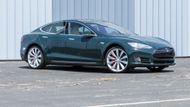 Tesla Model S P85D z roku 2015 je zajímavá především zeleným lakem British Racing Green, který dostal elektromobil na speciální Hanksův požadavek mimo vzorník americké automobilky.