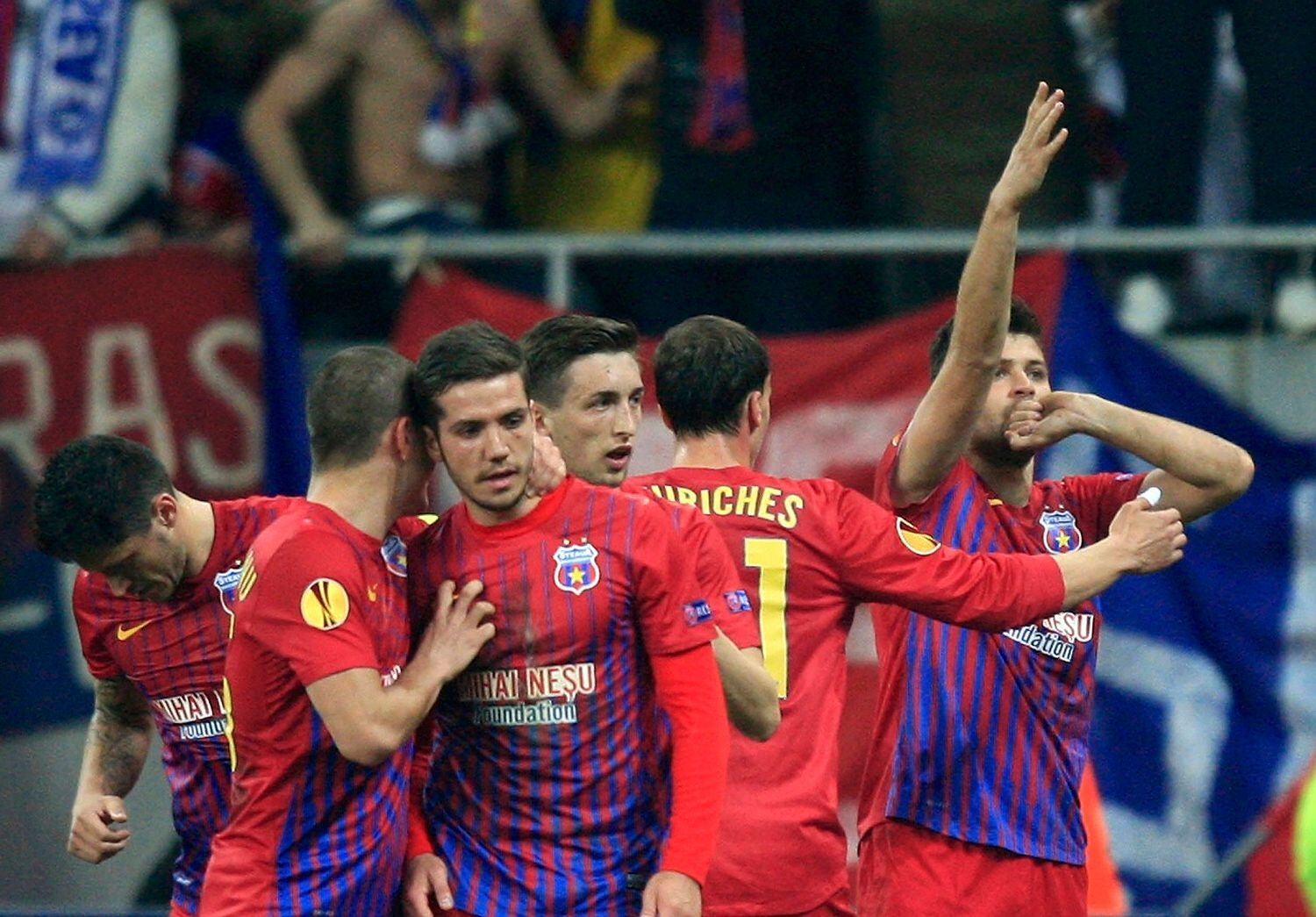 Evropská liga, Steaua - Chelsea: Raul Rusescu (vpravo) slaví proměněnou penaltu