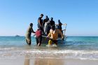 Ze ztroskotané lodě u Libye přežilo 145 lidí. Čeká se, kolik těl vyplaví moře