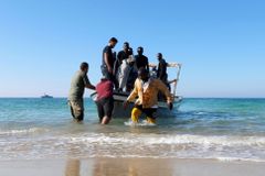 Ze ztroskotané lodě u Libye přežilo 145 lidí. Čeká se, kolik těl vyplaví moře