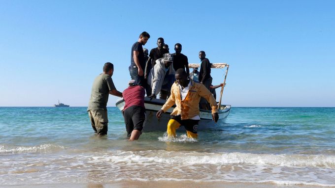 Uprchlíci, které zachránila libyjská pobřežní hlídka.