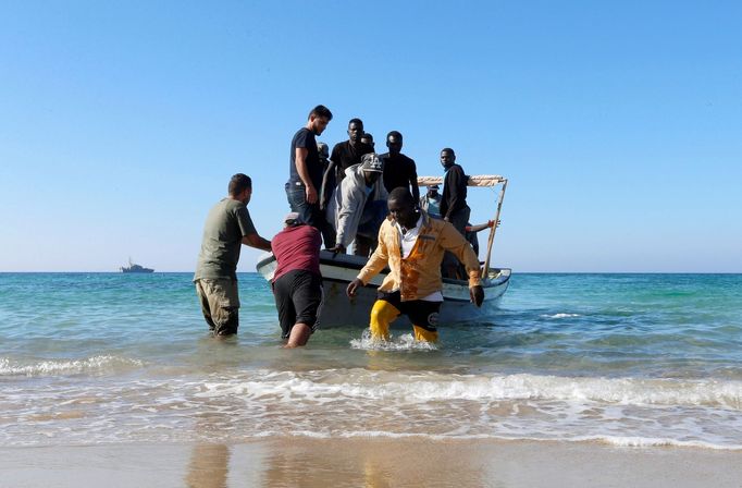 Uprchlíci, které zachránila libyjská pobřežní hlídka.