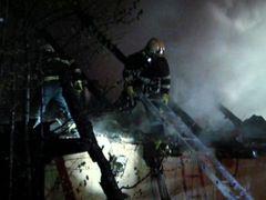 Požár rodinného domu ve Vítkově mají zřejmě na svědomí žháři. Policie zatím nevylučuje rasově motivovaný útok. Důkazy však zatím nejsou.