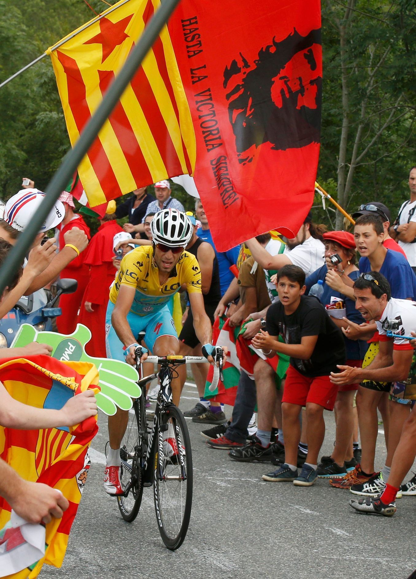 Vincenzo Nibali stoupá na Hautacam v 18. etapě Tour de France 2014
