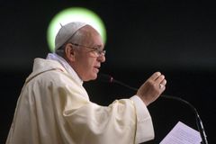 Papež vyhlásil desatero antikonzumní revoluce. Provokuje