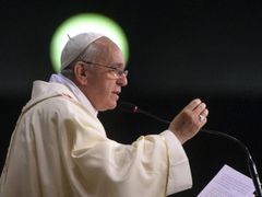 Papež František chce církev chudou. Sám se tím zatím řídí.