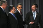 První fotka s Mirkem Topolánkem, současným lídrem EU. Vedle českého premiéra stojí šéf EK José Manuel Barroso (druhý zleva), následuje Obama a nizozemský premiér Jan Peter Balkenende.
