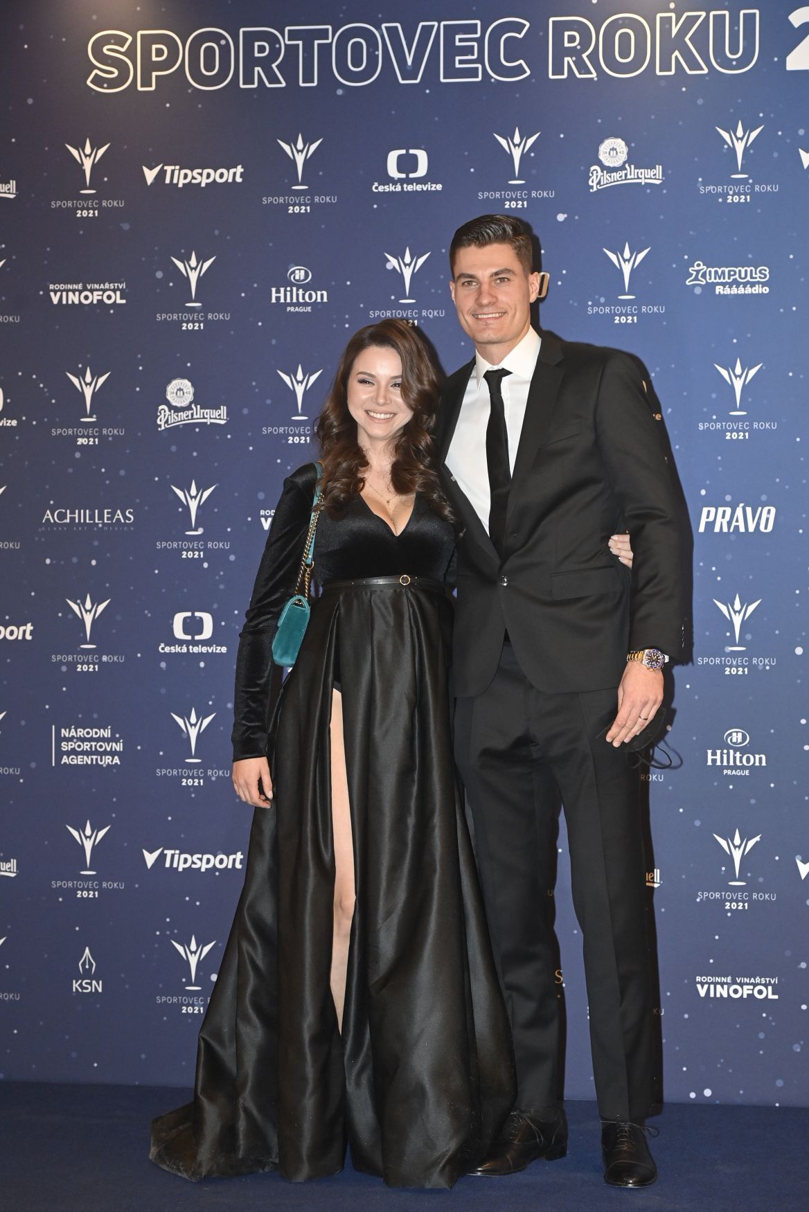 Fotbalista Patrik Schick s manželkou Hanou Schickovou na vyhlášení ankety Sportovec roku 2021.